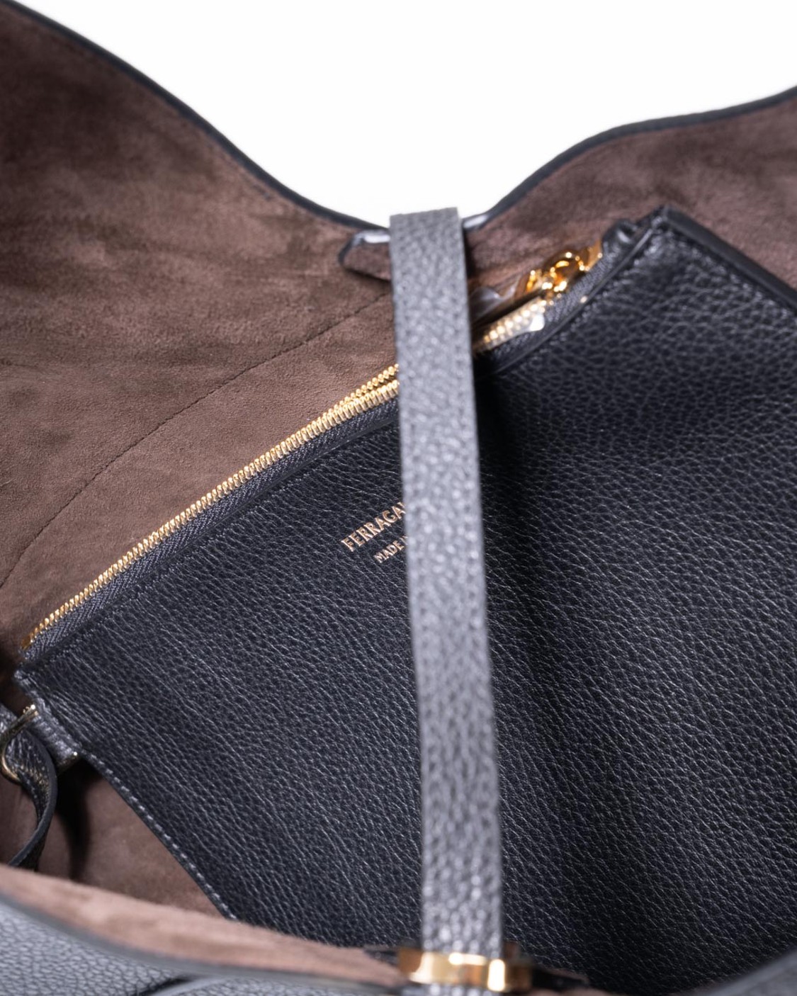 shop SALVATORE FERRAGAMO  Borsa: Salvatore Ferragamo Borsa hobo V-shaped.
Chiusura effetto lucchetto con piccoli charm.
A) Altezza 23.0 CM  B) Lunghezza 23.0 CM  C) Profondità 13.0 CM.
Luce tracolla: 29 cm.
Luce manico: 29 cm.
Composizione: 100% Pelle.
Made In ITALY. 21A047-783044 number 9159370